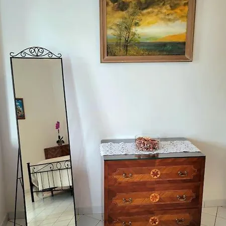 Elle, Just Few Steps From The Center! *