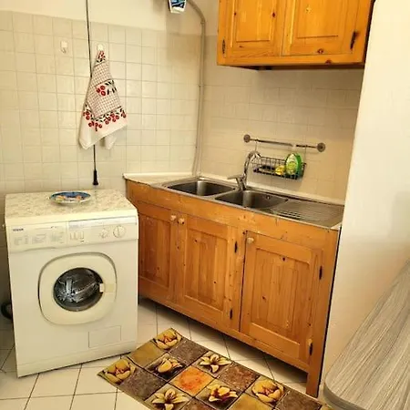 Elle, Just Few Steps From The Center! *