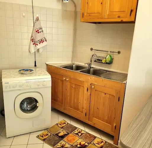 Elle, Just Few Steps From The Center! *